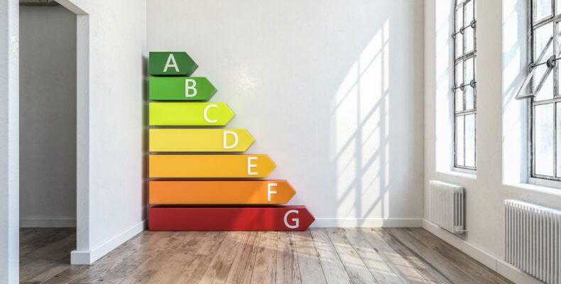 Energieeffizienz-Skala in einem Raum mit Holzfußboden